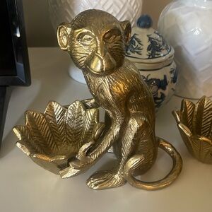 1 gold chinoiserie monkey figurine